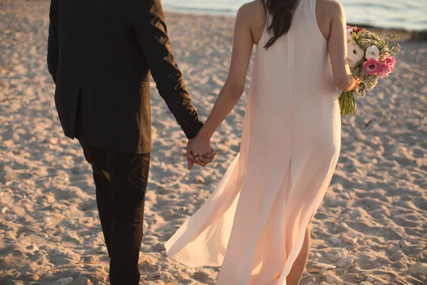 Ευτυχισμένη Νύφη Και Τον Γαμπρό Μια Όμορφη Παραλία Στο Ηλιοβασίλεμα — Φωτογραφία Αρχείου
