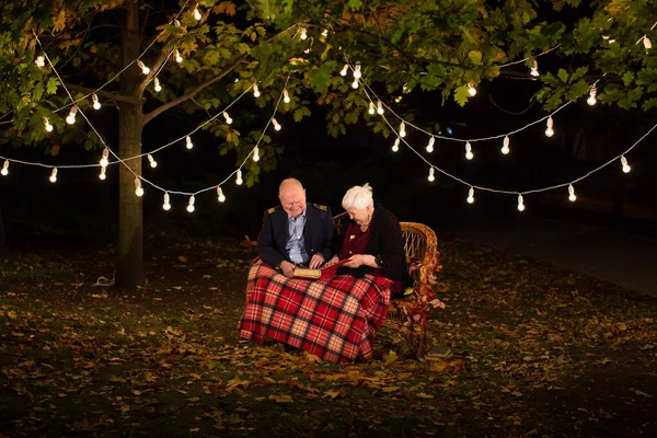 Happy Elderly Couple Park Grandma Grandpa Look Photo Album — Stock Photo, Image