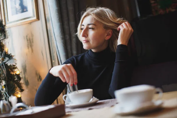 Una Hermosa Mujer Está Bebiendo Café Una Cafetería — Foto de Stock
