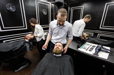 Berber dükkanında çalışıyorum. İki usta çalışıyor.