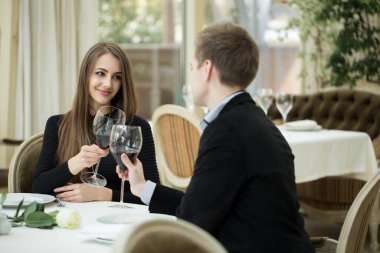 Romantik ilişki kavramı. Güzel bir kadını baştan çıkarmak. Sevgilisine şarap kadehiyle bakmak. Sevgililer Günü konsepti