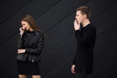 Pasif sigara konsepti. Kadın yüzünü sigara dumanından koruyor.