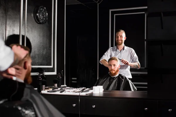 マスター カット髪し理髪店で男性のひげ 美容師は若い男の髪型 — ストック写真