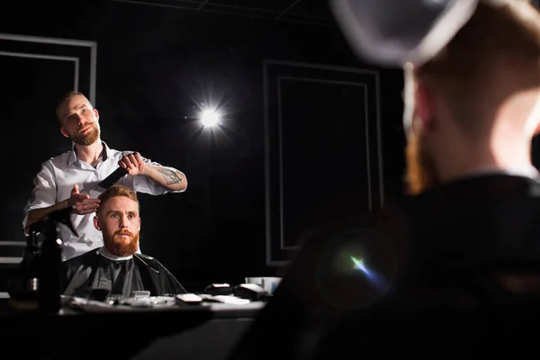 Usta Berber Dükkanında Saç Sakal Kesiyor Kuaför Makas Metal Tarak — Stok fotoğraf