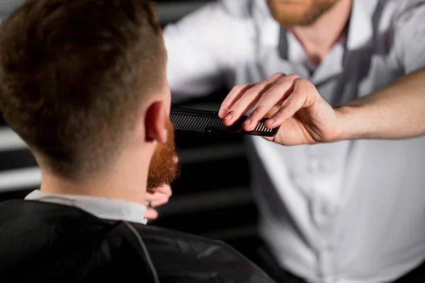 Master Taglia Capelli Barba Nel Negozio Barbiere Parrucchiere Acconciatura Usando — Foto Stock