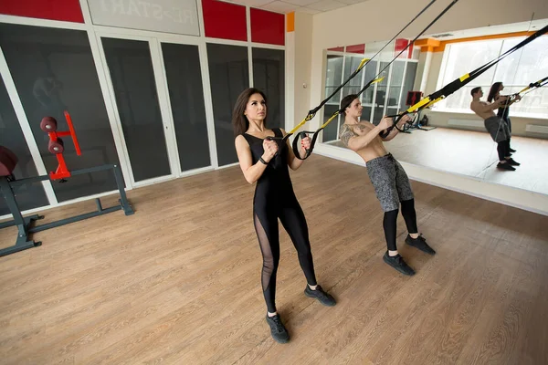 Junge Frau Und Mann Trainieren Liegestütze Mit Trageschlaufen Fitnessstudio Concept — Stockfoto
