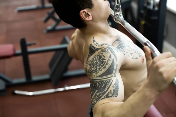 肩膀拉下机器 健美的人在健身房练羽毛球 上身后背力量训练 — 图库照片