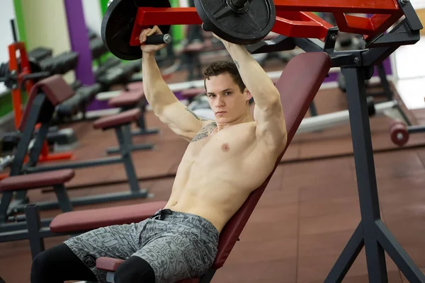 男行い胸演習上の垂直ベンチプレス機 — ストック写真