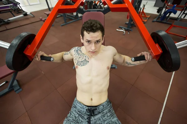 男行い胸演習上の垂直ベンチプレス機 — ストック写真