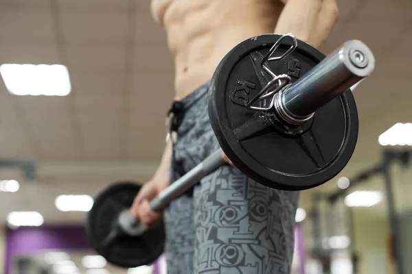 Muskulöser Mann Trainiert Fitnessstudio Mit Langhantel Kräftigem Nacktem Oberkörper — Stockfoto