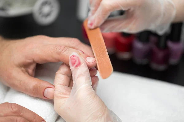 Manikiurzystka Robi Manicure Dla Mężczyzny Salonie Piękności — Zdjęcie stockowe