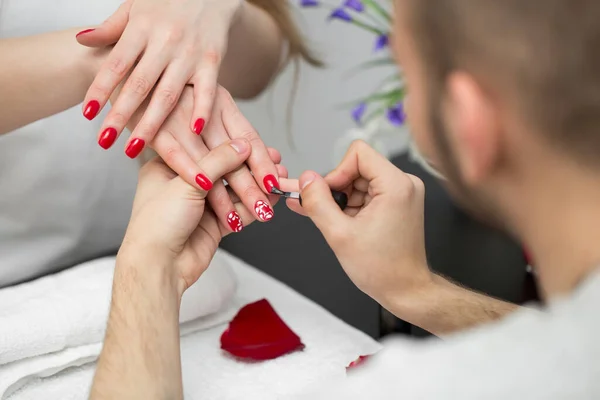 マニキュア 美容室で赤い爪ポーランド語で美しい女性の手の研磨爪の閉鎖 美容師の手絵画女性のクライアント爪のクローズアップ 美の概念 高解像度 — ストック写真