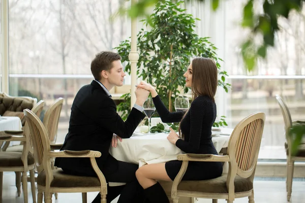 Romantik Bir Akşam Yemeğinde Bir Kadını Öpen Bir Adam Ona — Stok fotoğraf