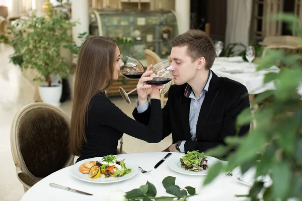 年轻快乐多情的一对情侣在餐馆用红酒庆祝 兄弟情谊 — 图库照片