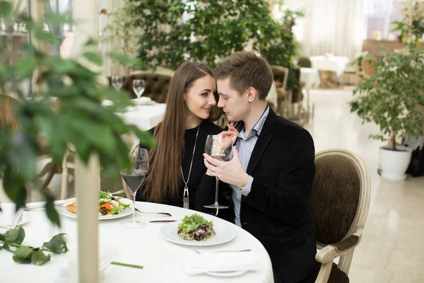 Красивая Молодая Пара Целуется Ресторане — стоковое фото