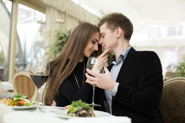 漂亮的年轻夫妇在餐馆接吻 — 图库照片