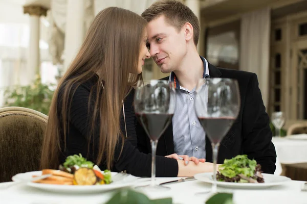 漂亮的年轻夫妇在餐馆接吻 — 图库照片
