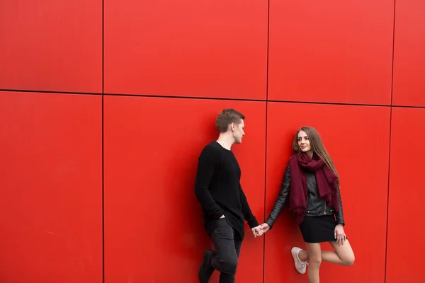 Genç Bir Adam Kadın Tutkuyla Duygularla Sokakta Kırmızı Duvarın Arka — Stok fotoğraf