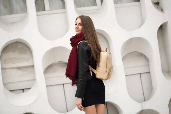 Модная Молодая Женщина Черном Скале Белом Фоне Стены — стоковое фото