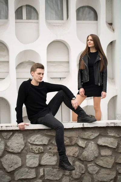 Ung Sexig Par Svarta Kläder Poserar Med Bakgrund Den Vita — Stockfoto