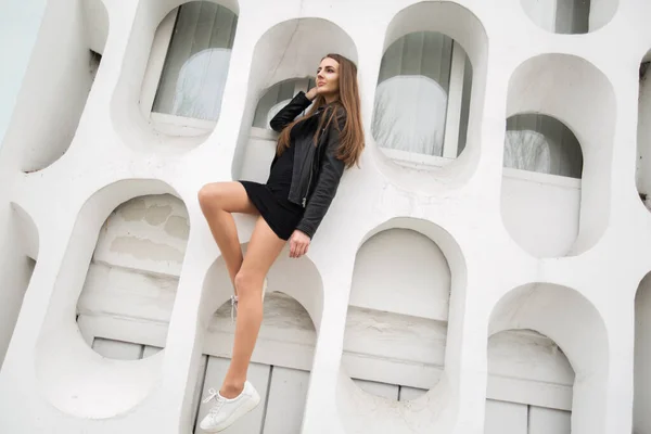 Модная Молодая Женщина Черном Скале Белом Фоне Стены — стоковое фото