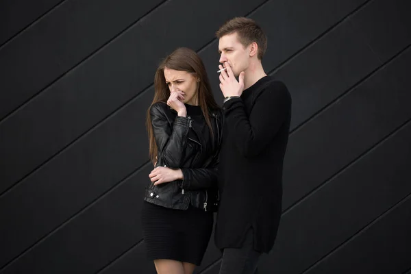 Passiv Rökning Kvinnan Döljer Sitt Ansikte Från Cigarettrök — Stockfoto