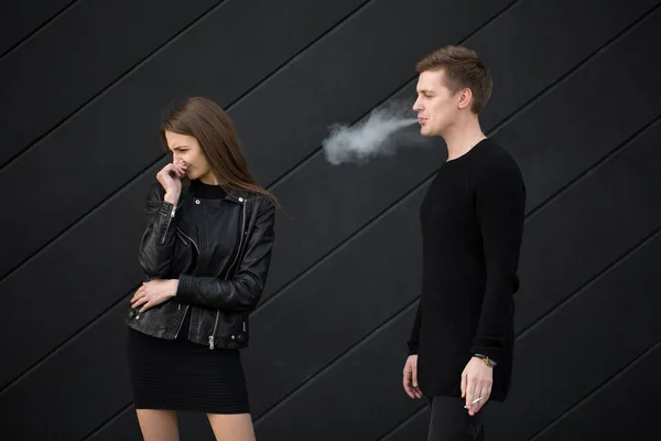 Passiv Rökning Kvinnan Döljer Sitt Ansikte Från Cigarettrök — Stockfoto