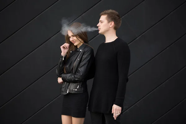 Passivrauchen Frau Verdeckt Ihr Gesicht Vor Zigarettenrauch Nichtrauchende Frau Fordert — Stockfoto