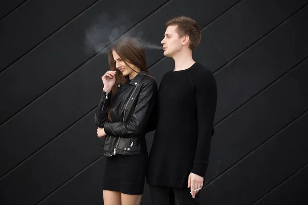 Пассивное Курение Женщина Закрывает Лицо Сигаретного Дыма Некурящая Женщина Просит — стоковое фото