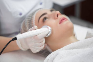 Şırınga ile yüz hatları ya da büyütme için dolgu. Kozmetik Kliniği