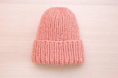 Beyaz arka planda pembe kadınların yün şapkaları.