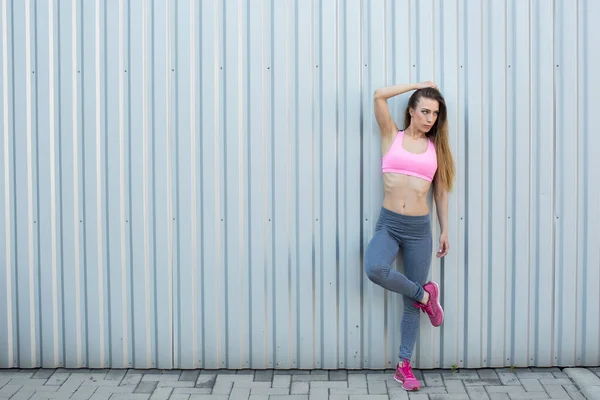 Fitness Dívka Pózuje Pozadí Zdi — Stock fotografie