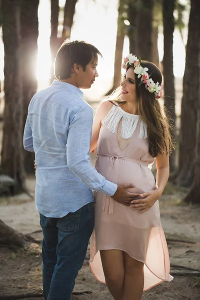 Jong Aantrekkelijk Paar Zwanger Moeder Gelukkig Vader — Stockfoto