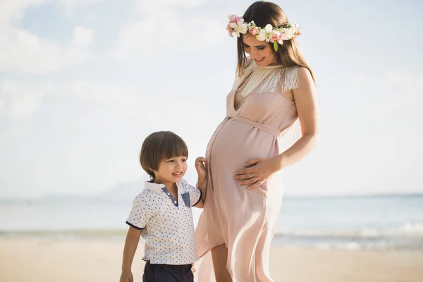 Een Knappe Jongen Kust Zijn Zwangere Moeders Buik Het Eiland — Stockfoto