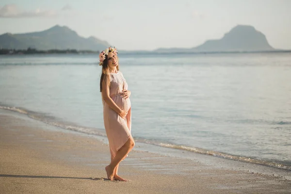 大海里穿着漂亮衣服的孕妇 — 图库照片