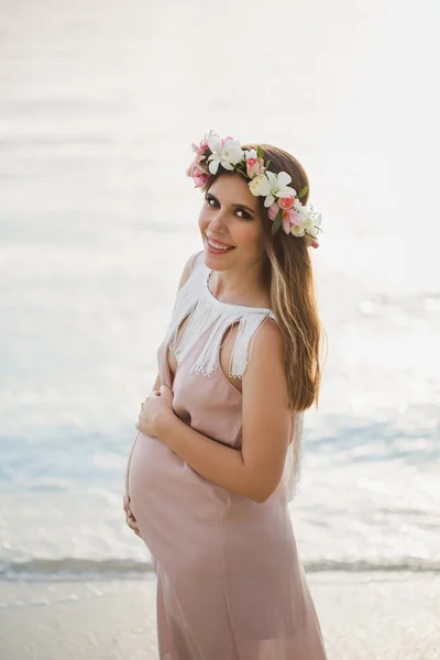 Mujer Embarazada Hermoso Vestido Océano —  Fotos de Stock
