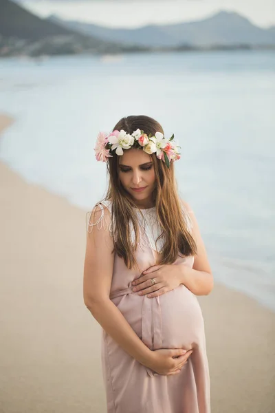 妊娠中の女性の美しいドレスで海 — ストック写真