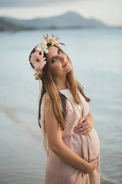 Έγκυος Γυναίκα Ένα Όμορφο Φόρεμα Στον Ωκεανό — Φωτογραφία Αρχείου