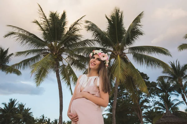 Zwangere Vrouw Een Prachtige Jurk Oceaan — Stockfoto