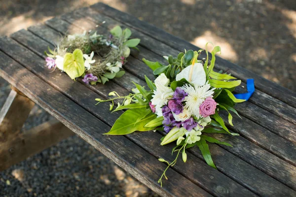 Hochzeitsstrauß Und Kranz Auf Einem Holztisch — Stockfoto
