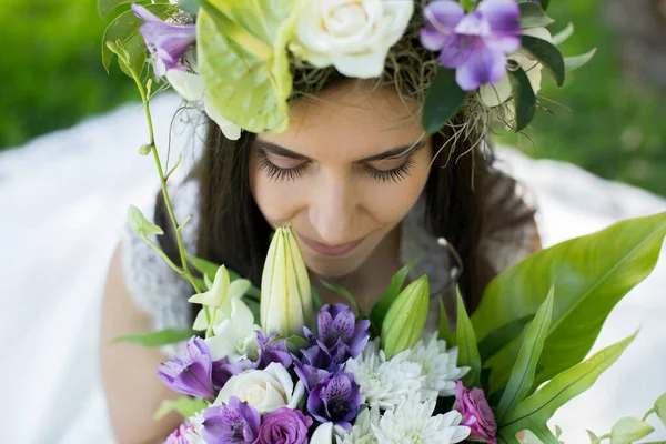 漂亮的新娘 戴着花环 手里拿着花束 — 图库照片
