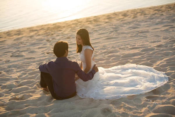 Bride Groom Sit Sand — Stock Photo, Image