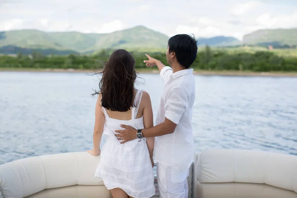 Casal Jovem Está Viajando Iate Oceano Índico Proa Barco Uma — Fotografia de Stock