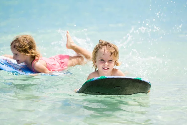 Zwillinge Bruder Und Schwester Haben Spaß Beim Surfen Meer — Stockfoto