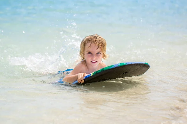 Junger Surfer Glücklicher Kleiner Junge Meer Auf Dem Surfbrett — Stockfoto