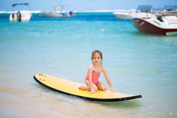 Kleines Mädchen Junge Surferin Mit Bodyboard Hat Spaß Auf Kleinen — Stockfoto