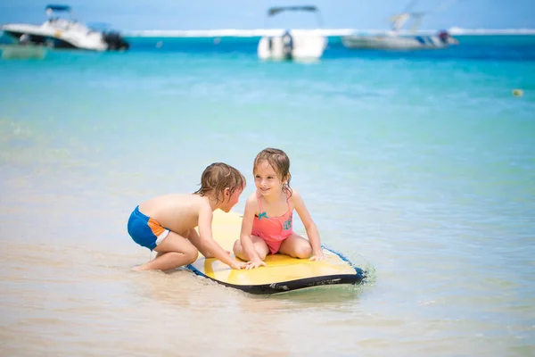 Zwillinge Bruder Und Schwester Haben Spaß Beim Surfen Meer — Stockfoto