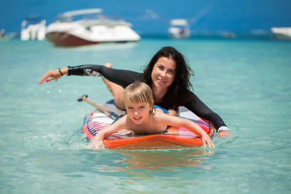 Mutter Und Sohn Surfen Auf Der Tafel Meer — Stockfoto