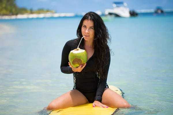 Portret Van Een Mooi Surfmeisje Met Groene Kokosnoot Uit Palmboom — Stockfoto