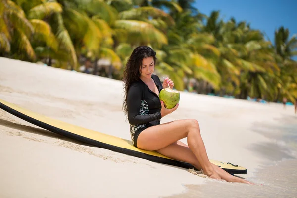 Portret Van Een Mooi Surfmeisje Met Groene Kokosnoot Uit Palmboom — Stockfoto